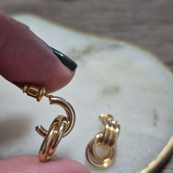 💲5 Bundled ✔️ Gold Tone Knot Earrings Small Hoop Modern Earring - Picture 4 of 6
